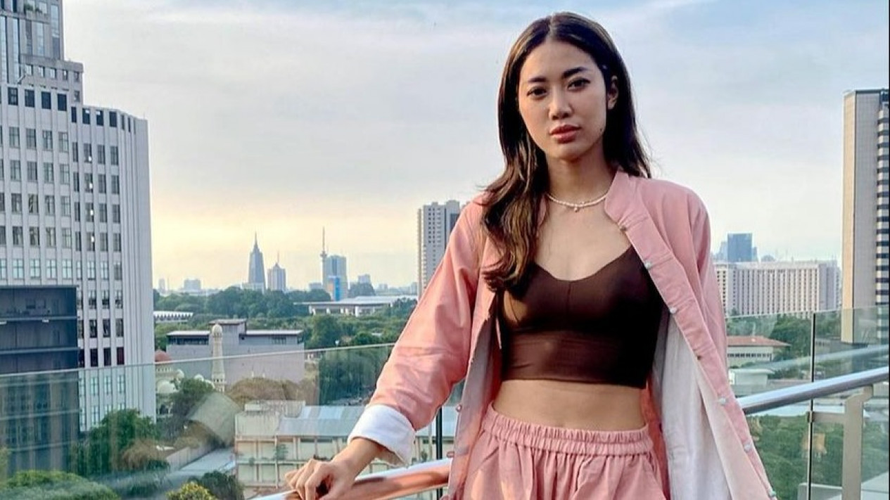 Wow! Widi Vierratale Berani Terima Tantangan Buka Baju di Tempat Umum